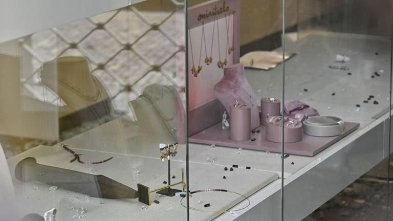 Dieven haalden in korte tijd diverse vitrines van de juwelierszaak in Oisterwijk  leeg (foto: Toby de Kort/SQ Vision).
