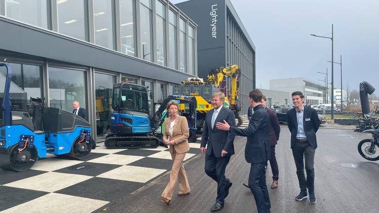 Koning Willem-Alexander tijdens zijn bezoek aan batterijfabriek Eleo in Helmond (foto: Alice van der Plas)