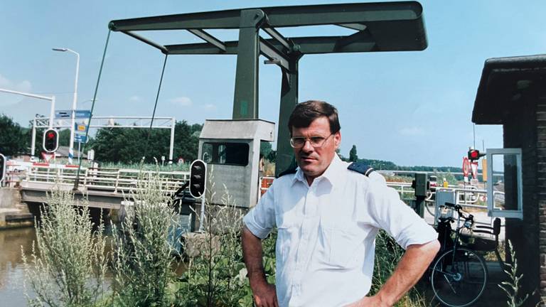 Piet van Schijndel bij de Heeswijkse Brug in 1995 (foto: collectie familie Van Schijndel