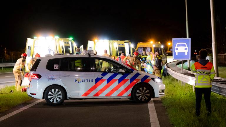 Vanwege de aanrijding werd de Midden-Brabantweg bij Loon op Zand afgesloten (foto: Jack Brekelmans/SQ Vision).