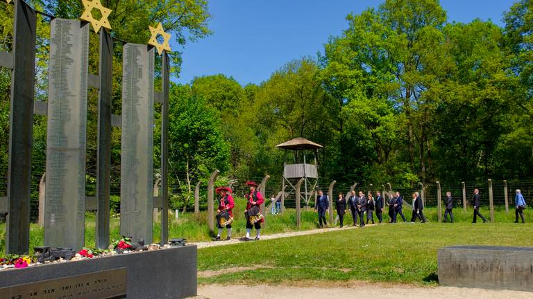 De stille stoet tijdens de herdenking van 2022 (foto: Jan van de Ven).