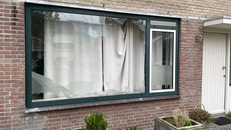 Een ruit van het huis ligt sinds de explosie aan diggelen (foto: Raymond Merkx).