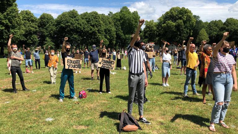 Zo'n vijfhonderd demonstranten op de Pettelaarse Schans in Den Bosch (foto: Imke van de Laar).   