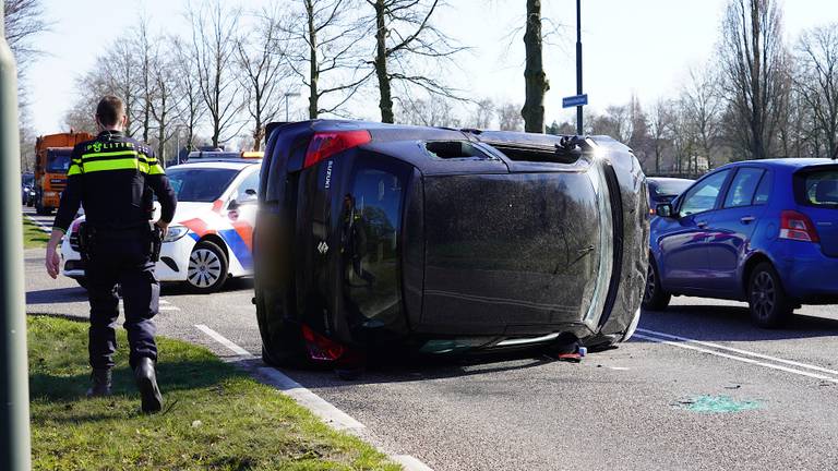 De auto raakte op zijn kant bij een ongeluk (foto: Jeroen Stuve/SQ Vision).