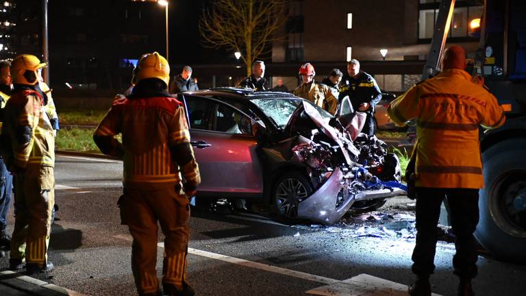 Twee gewonden nadat auto op strooiwagen botst