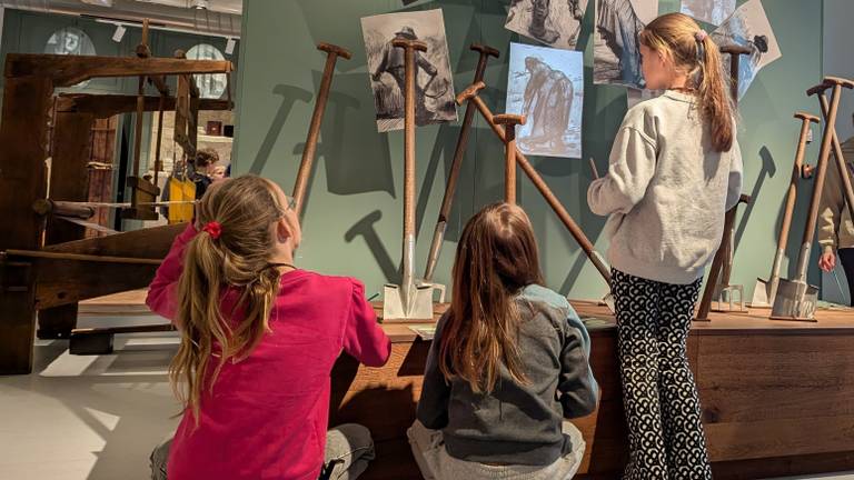 Schoolkinderen brengen een bezoek aan het Van Gogh Village Museum (foto: Ferenc Triki).