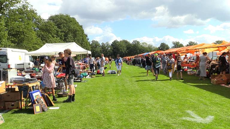 De megarommelmarkt in Uden.