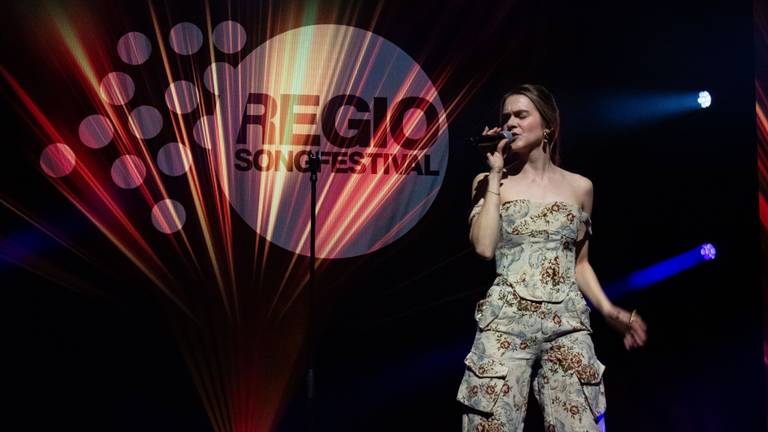 Onze Dominique op het podium van het Regio Songfestival in Maastricht (foto: Anouk Themen).