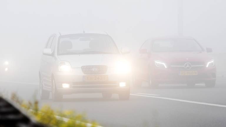 Niet alle weggebruikers hadden zaterdagochtend hun mistlicht aan (foto: ANP).