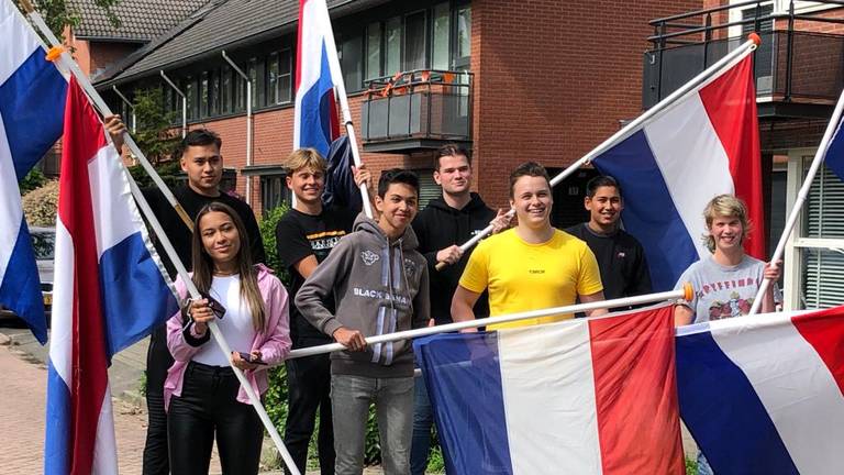 De geslaagde scholieren: Jesper, Evy, Greven, Veyron, Jens, Ferenc, Noud, Jim, Nora en Kim (twee van hen staan niet op de foto).