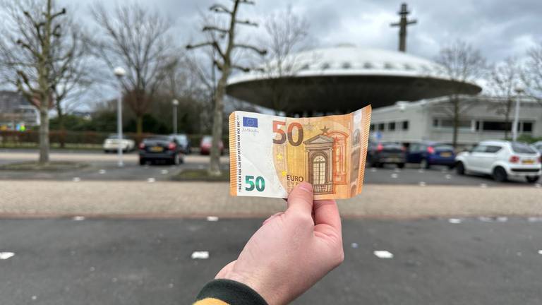 Bij het Evoluon in Eindhoven werd vijftig euro verstopt (foto: Rogier van Son).