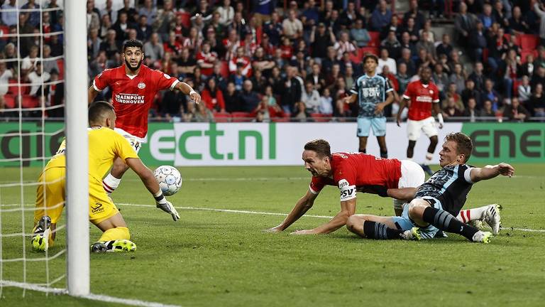 Luuk de Jong stuit op de Volendamse doelman (Foto: ANP)