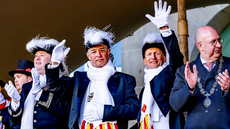 De nieuwe Prins Amadeiro XXVII, zijn gevolg en burgemeester Mikkers (foto: EYE4images/Marcel van Dorst).