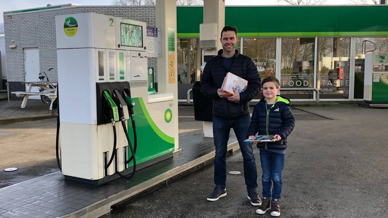 Roland Bierkens en zijn zoon Lex (6) namen meteen vijf boeken mee (foto: Raymond Merkx).