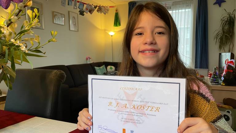 Bente Koster is met haar 11 jaar de jongste Nederlander met een EHBO-diploma.