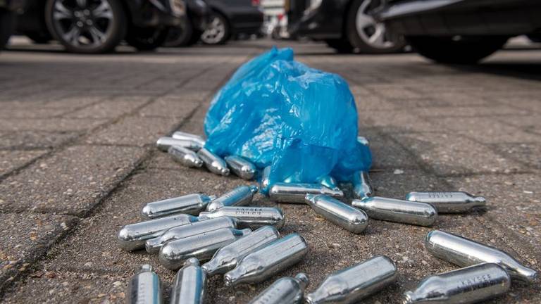 De man werd van zijn lachgas beroofd (foto: politie).