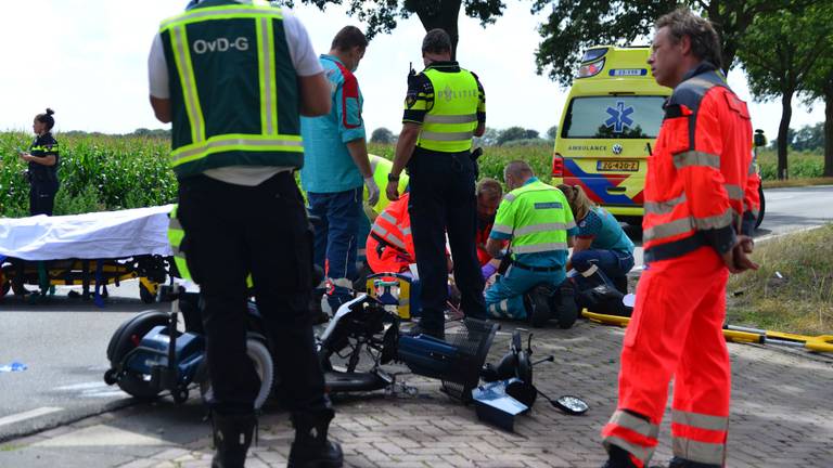 Ambulancepersoneel verzorgt het slachtoffer (foto: Walter van Bussel/SQ Vision Mediaprodukties).
