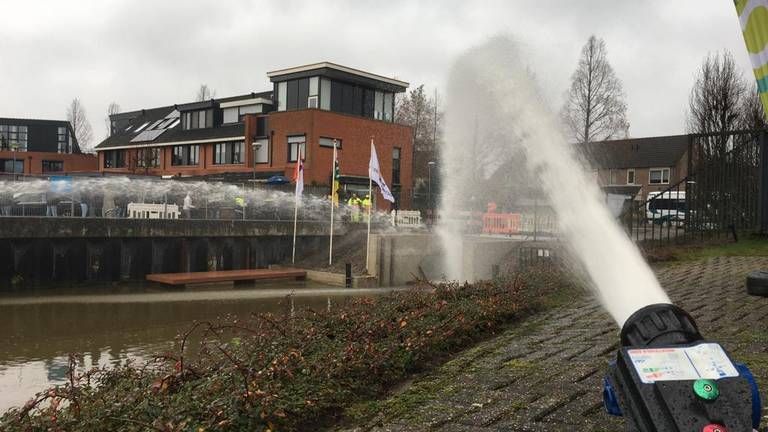 Met waterkanonnen werd het eerste water de haven ingespoten (foto: Erik Peeters).