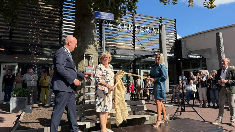 Joke en Josephine onthullen het Albert Westplein in Rosmalen (foto: Megan Hanegraaf).