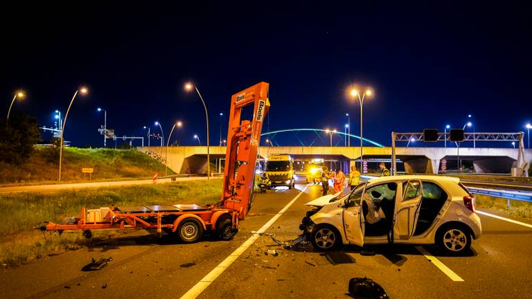 Vanwege het ongeluk op de A2 werd de weg richting het noorden rond halfdrie zaterdagnacht afgesloten (foto: SQ Vision).