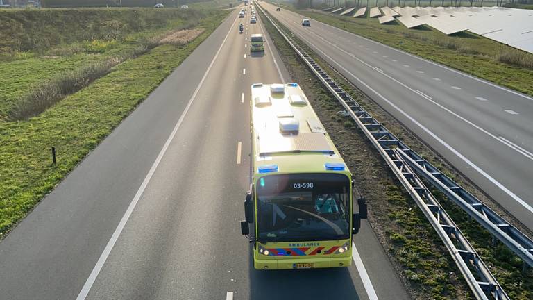 Opnieuw zijn coronapatiënten met een ambulancebus naar andere ziekenhuizen gebracht (foto: AS Media).