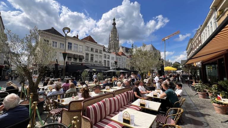 Een terrasje pakken in het centrum van Breda (foto: Henk Voermans).