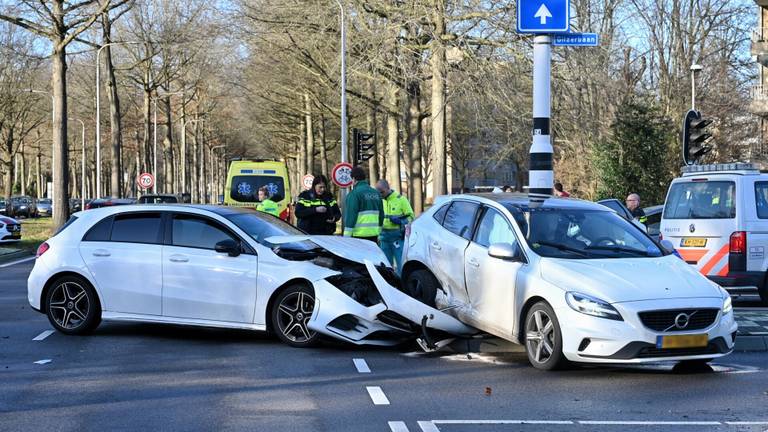 Auto-ongeluk Tilburg nadat ambulance met spoed over kruispunt reed. Foto: Toby de Kort/SQ Vision.