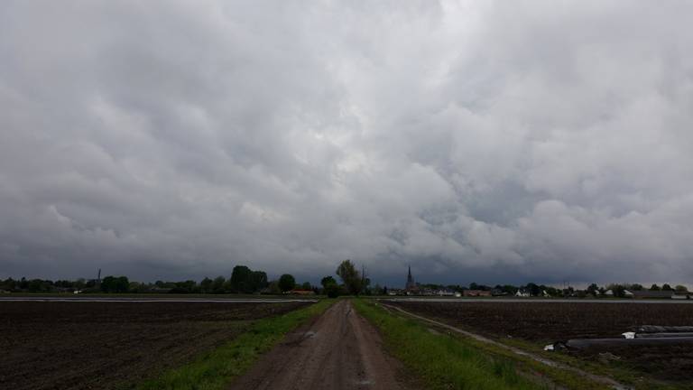 Een dreigende lucht boven het zuidoosten van Brabant (foto: Ben Saanen).