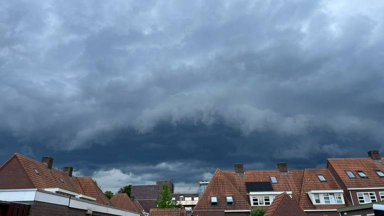 Een shelfcloud boven Eindhoven (foto: Kristel).