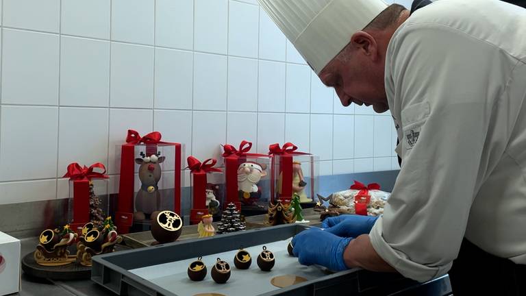 Arthur de Rouw maakt eetbare kerstkunstwerkjes van chocolade (foto: Megan Hanegraaf).