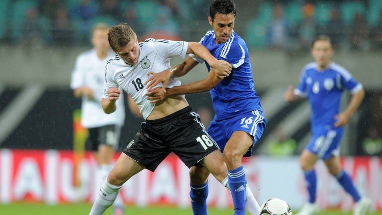 Eran Zahavi in actie tegen Toni Kroos (foto: OrangePictures). 