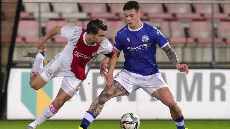 Enric Llansana van Jong Ajax in duel met Jizz Hornkamp van FC Den Bosch (rechts, foto: OrangePictures).