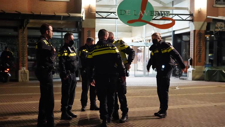 Politie aanwezig in Rijen (Foto: Jeroen Stuve / SQ Vision).