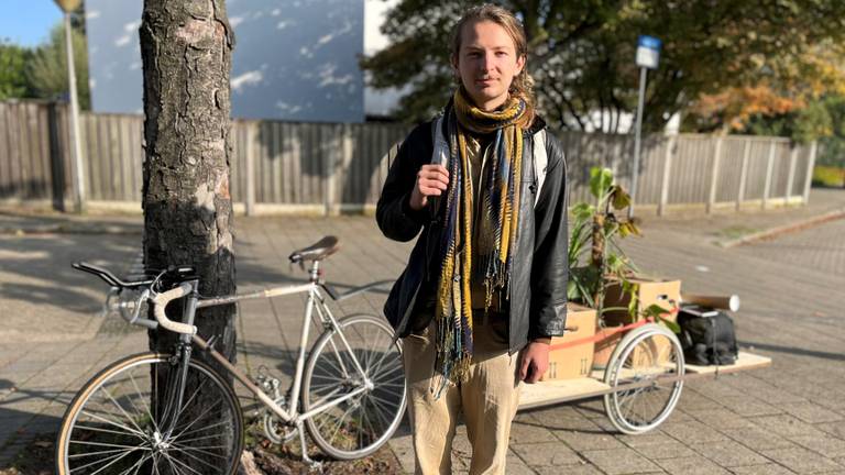 Henry bouwt een fietstrailer om in te kunnen wonen (foto: Rogier van Son). 