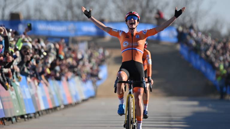 Marianne Vos komt als eerste over de finish in Fayetteville (foto: ANP).