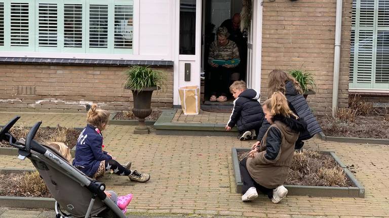 Oma Paula opent een cadeautje dat ze van haar kleinkinderen heeft gekregen (foto: Paula).