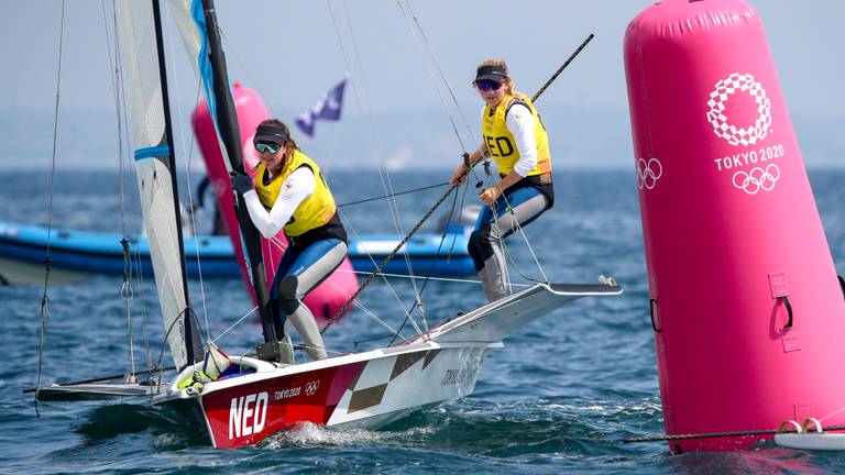 Annemiek Bekkering (rechts) met Annette Duetz in actie op de Spelen (foto: via ANP - EPA/Olivier Hoslet).