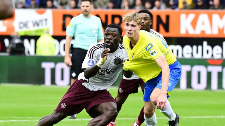 RKC Waalwijk-middenvelder Tim van de Loo in duel met Ajax-spits Brian Brobbey. (Foto: ANP, Olaf Kraak)