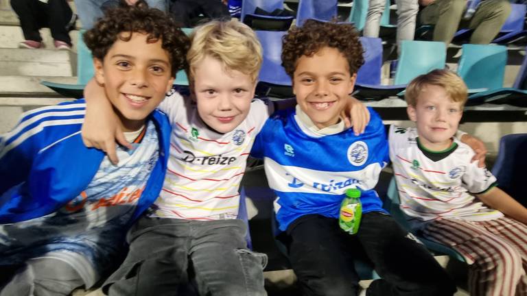 Vrienden Deen, Tijme, Loet en Wout op de tribune bij FC Den Bosch.