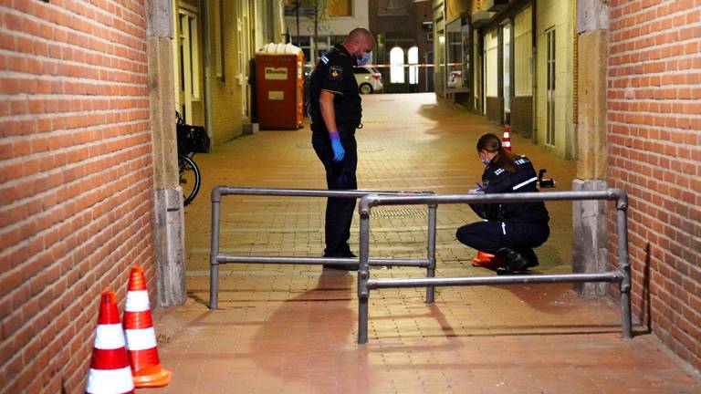 Na de melding van de schoten vond de politie op straat kogelhulzen (Foto: Bart Meesters).