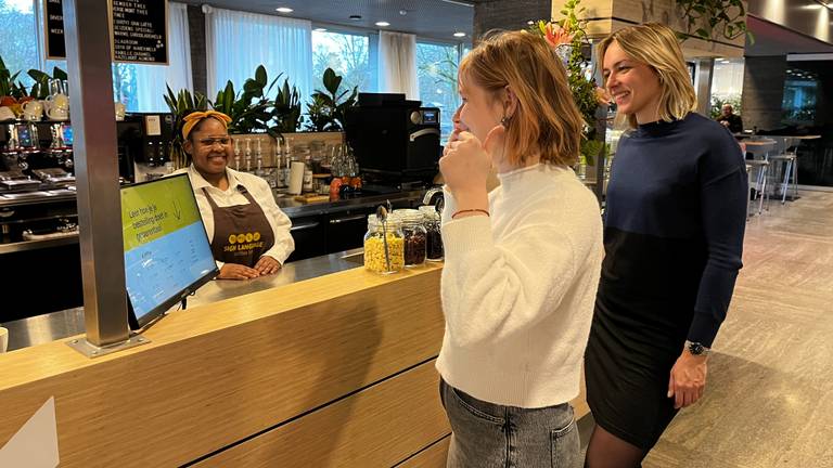 Kristel (links) en Sophie bestellen in gebarentaal hun koffie (foto: Rogier van Son).