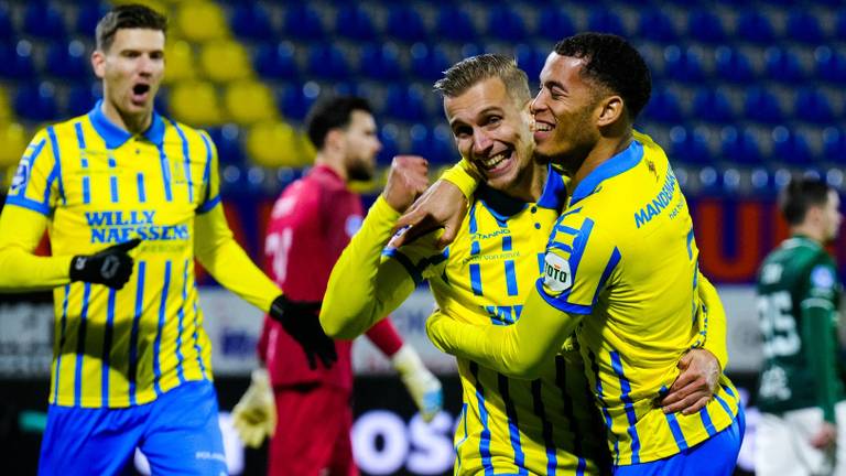 Finn Stokkers (middelste RKC-speler) juicht na zijn assist op Jurriën Gaari (Foto: OrangePictures)