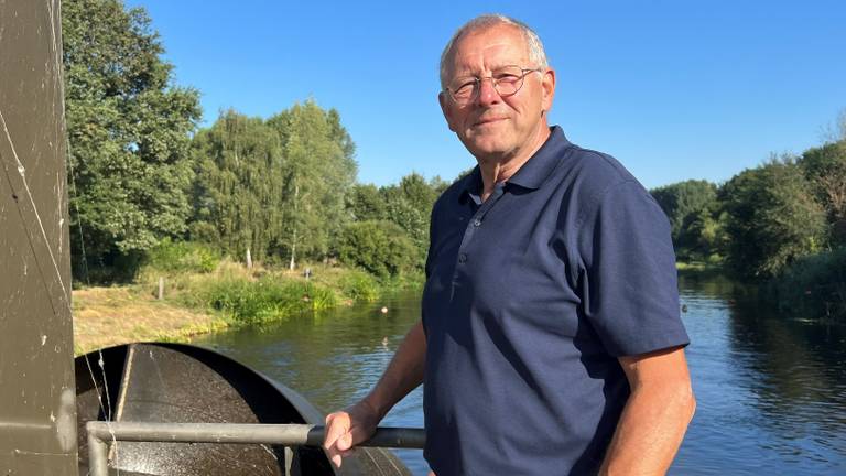 Bestuurslid Hans Kitselaar bij een stilstaande waterkrachtcentrale (foto: Megan Hanegraaf).