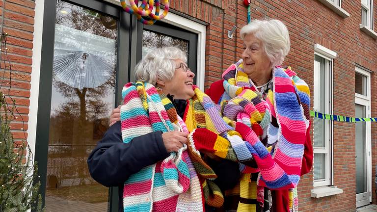 Bewoners van het Gastenhuis in Etten-Leur breiden een sjaal voor om hun huis (foto: Erik Peeters)