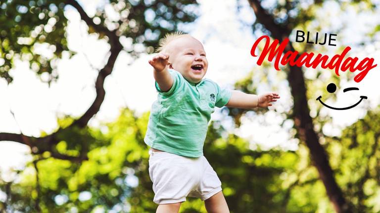 Een lachende baby in de buitenlucht, die heeft het goed voor elkaar. (Foto: Pexels/Omroep Brabant)