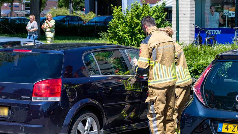 De brandweer sloeg een ruit van de auto in, zodat die van het slot gehaald kon worden (foto: Jurgen Versteeg/SQ Vision).