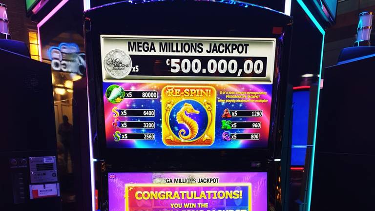 De man rammelde het geld uit deze Mega Millions-automaat (foto: Holland Casino).