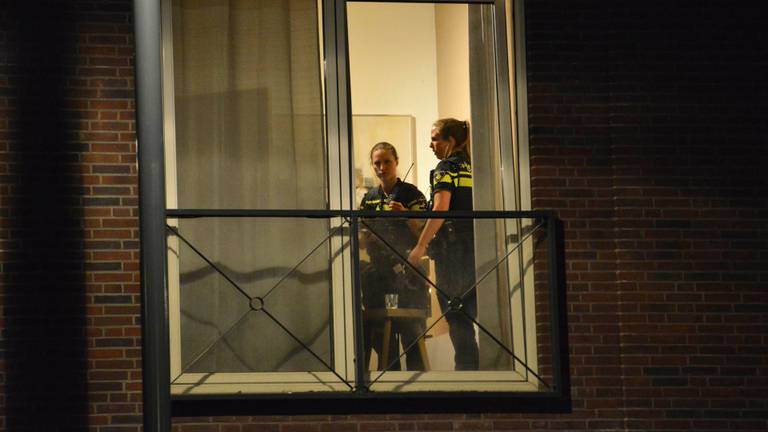 Agenten in het appartement aan de Emmastraat in Breda (foto: Perry Roovers).