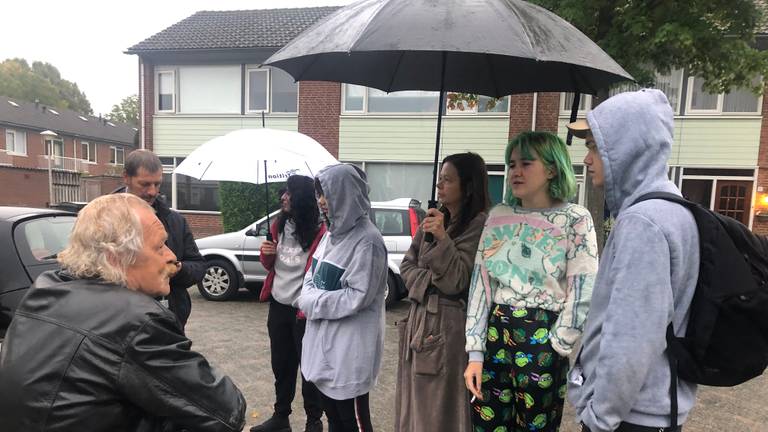 Bewoners van acht huizen aan de  Braambesweg in Eindhoven stonden op straat (foto: Tonnie Vossen).