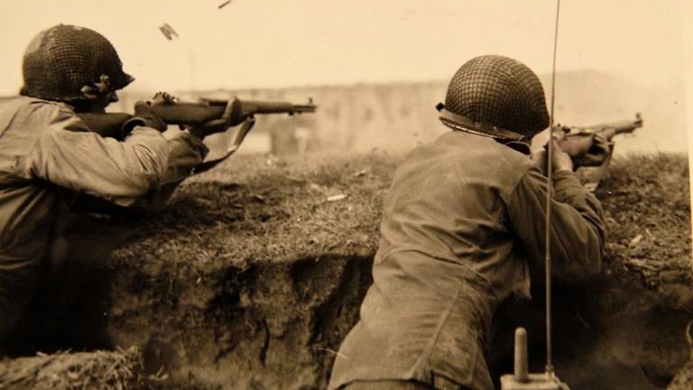 Soldaten Carrington en Gross van de Timberwolves vermoedelijk bij Standdaarbuiten okt nov 1944 (foto: archief)